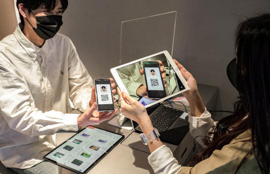 PASS 모바일운전면허 확인서비스가 24일부터 T월드매장에서 기기변경 개통과 CS업무 처리를 위한 신원 확인에 이용된다. SK텔레콤 제공